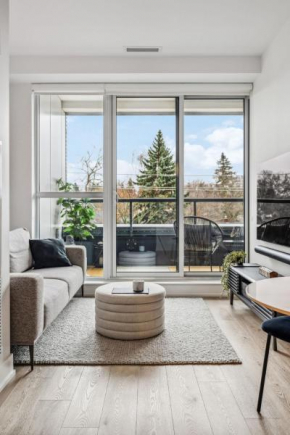 Designer Yonge & Eglinton Gem, Parking, 65 TV